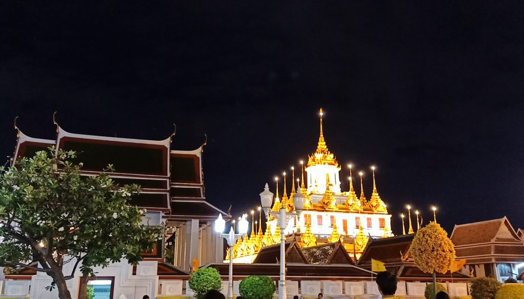 Loha Prasat un templo hermoso en la noche de Bangkok