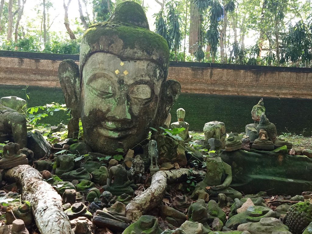Estatuas en el templo de los túneles cerca de Chiang Mai