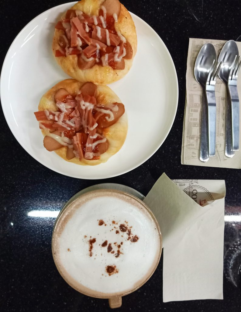 Café en Sukhothai para los que extrañan las panaderías durante su viaje a Tailandia