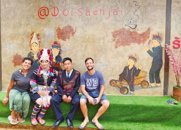 Miembros de las tribus Akha vestidos con trajes típicos