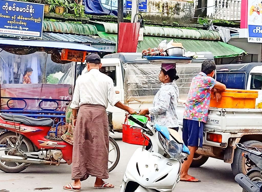 Las calles de Myanmar están decoradas con escupidas rojas de betel