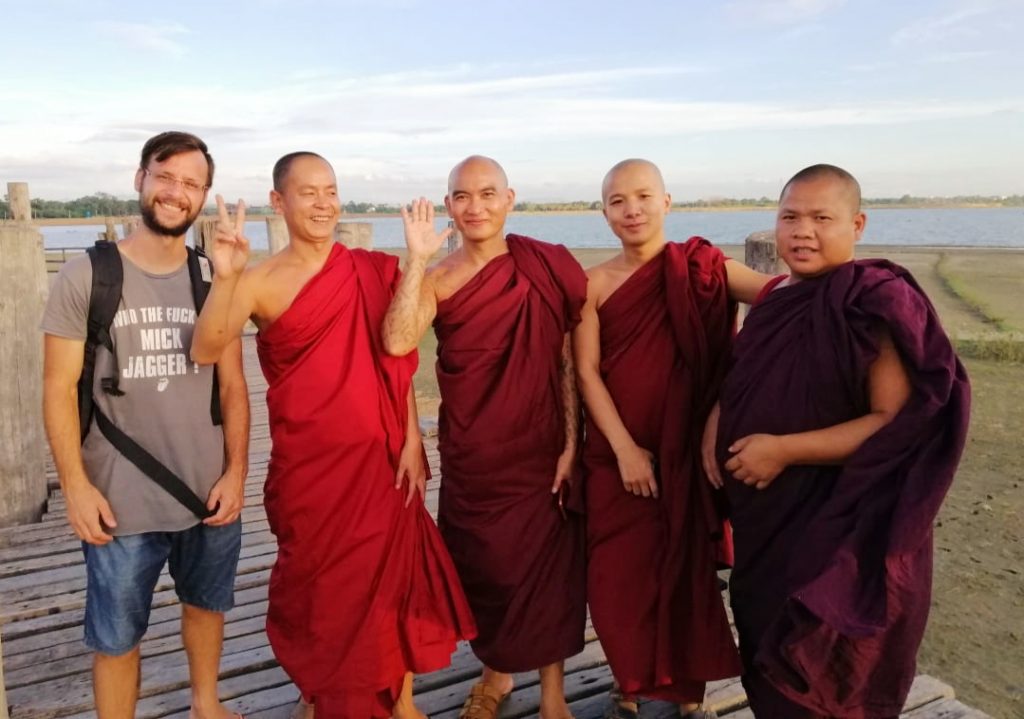 Los monjes pasean todos los días por el puente U Bein cerca de Mandalay y no tienen problema de sacarse fotos con los turistas