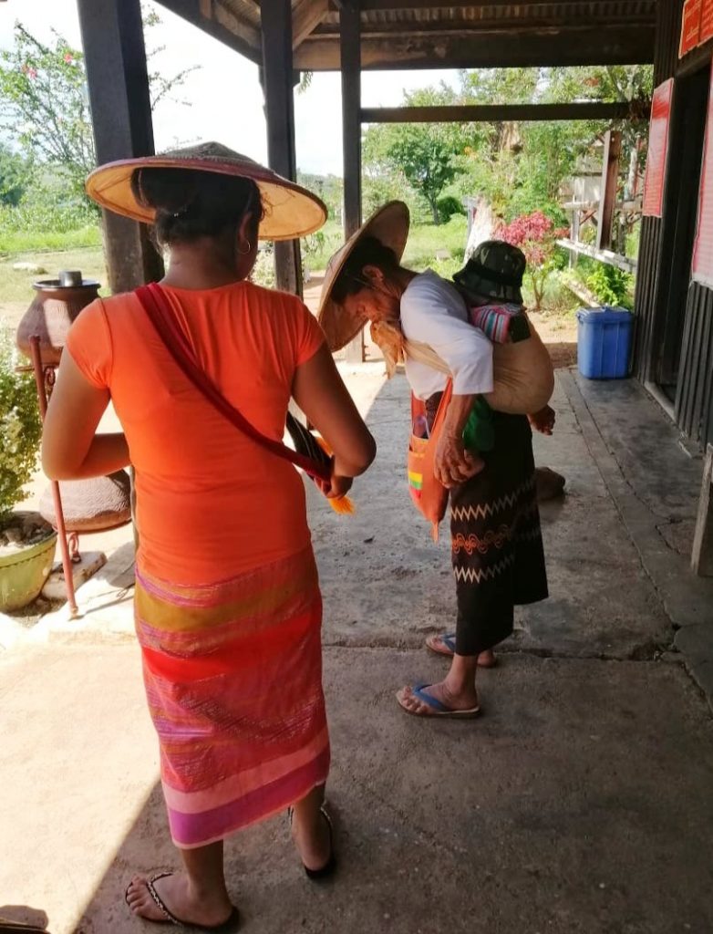 Mujeres con longyi en Myanmar