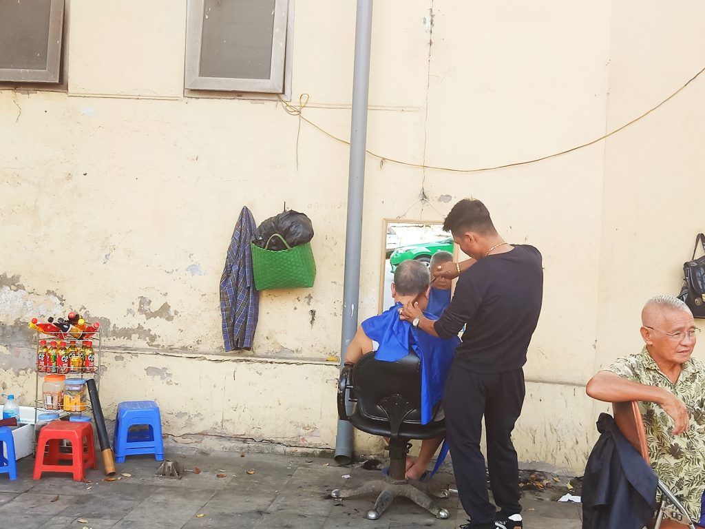 Curiosidades de Vietnam peluquería callejera