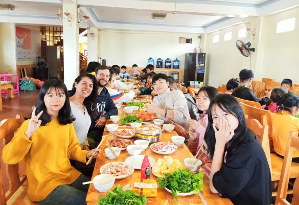 Mesa con mucha comida vietnamita