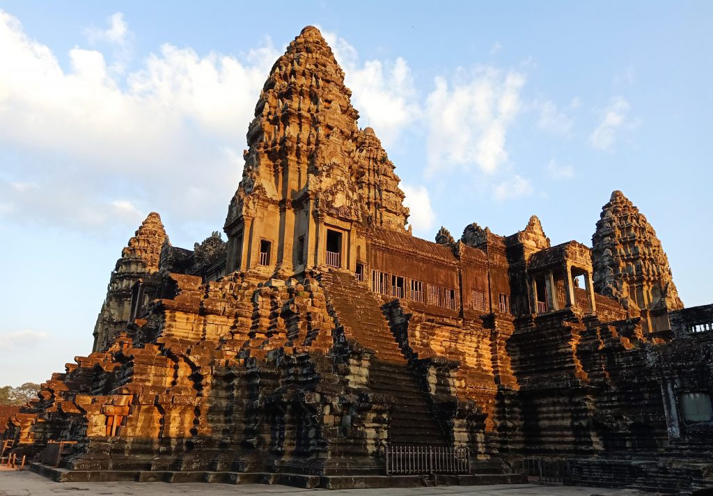 La figura de Angkor Wat aparece en la bandera de Camboya