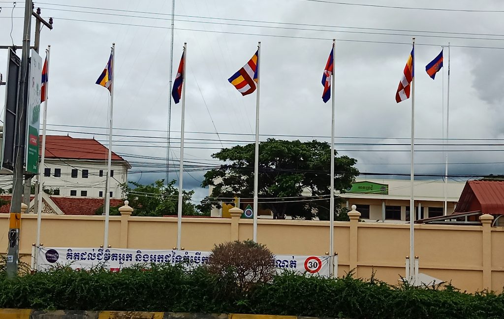 La bandera budista está en todas partes y esa es una de las curiosidades de Camboya