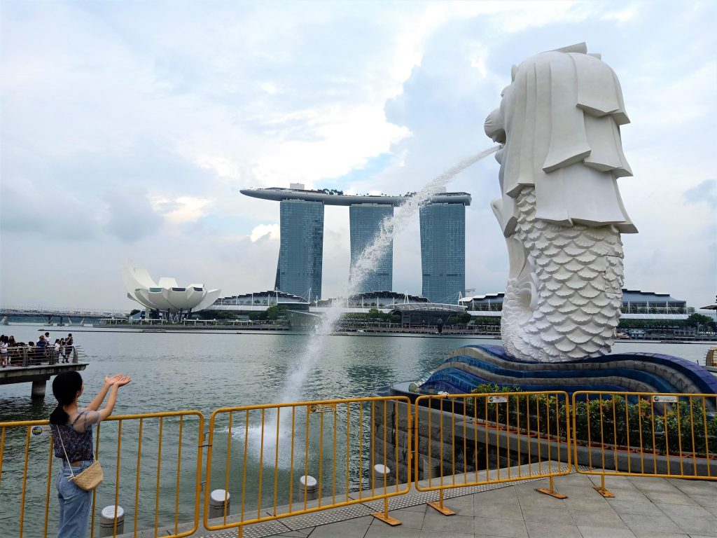 Tours que recomiendo hacer en Singapur. Gran vista con el Merlión en primer plano y el Marina Bay Sands de fondo
